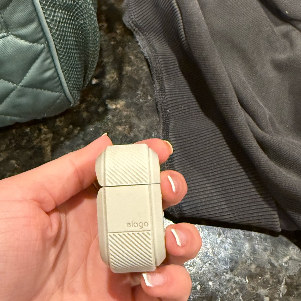 AirPods 3rd generation charging case (without AirPods) - Picture 3 of 5